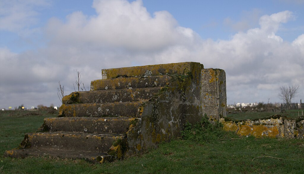 Les vestiges du camp de concentration de Montreuil-Bellay (France) où furent internés les tsiganes durant la Seconde Guerre mondiale. / ©Pymouss, CC BY-SA 3.0 Wikimedia Commons