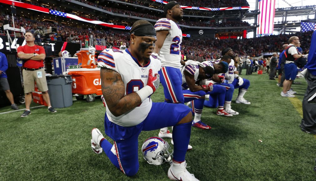 Les joueurs des Buffalo Bills mettent un genou à terre avant le début du match ( Atlanta, 1er octobre) © Keystone / AP Les joueurs des Buffalo Bills mettent un genou à terre avant le début du match ( Atlanta, 1er octobre) © Keystone / AP