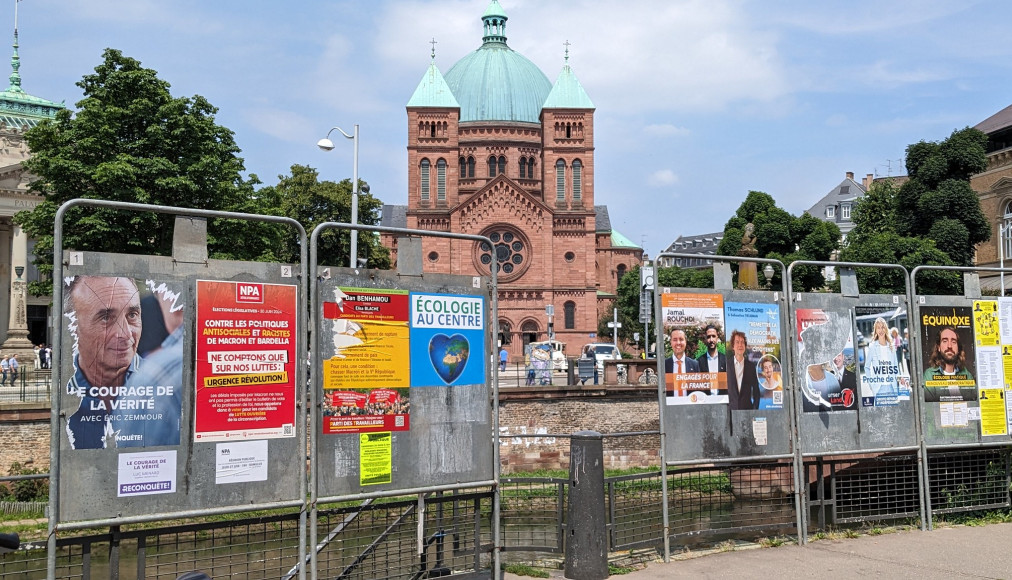 Des affiches électorales devant l'église catholique de Saint-Pierre-Le-Jeune à Strasbourg Des affiches électorales devant l'église catholique de Saint-Pierre-Le-Jeune à Strasbourg / ©Flickr / Rue89 Strasbourg