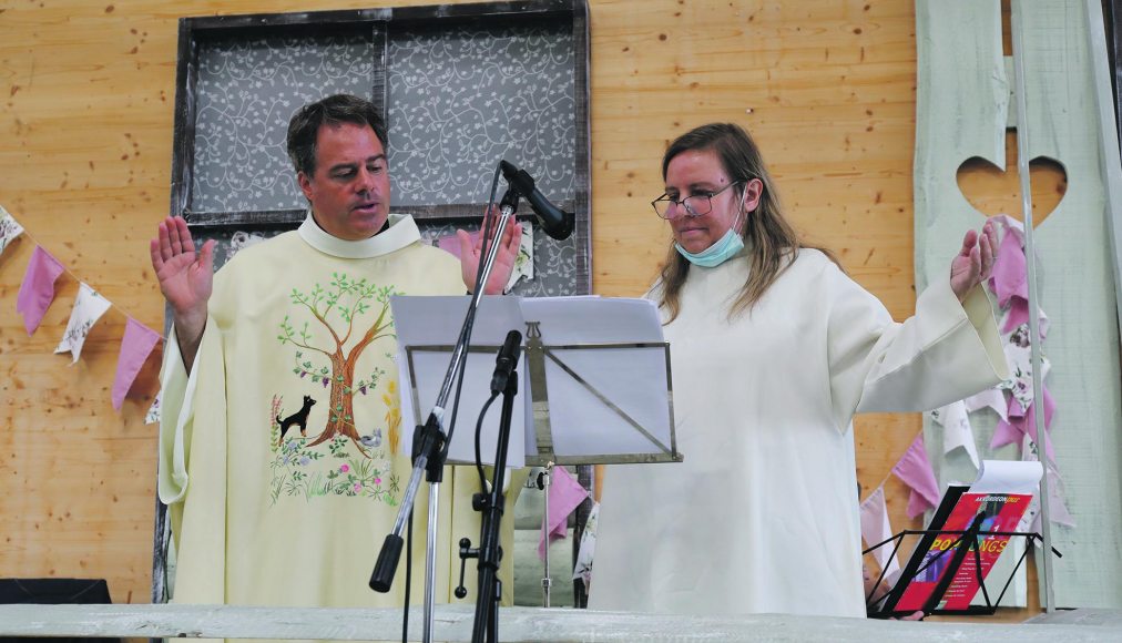 Bénédiction des animaux aux Reussilles, pasteure Françoise Surdez et abbé Olivier Jelen (photo prise en 2020) Bénédiction des animaux aux Reussilles, pasteure Françoise Surdez et abbé Olivier Jelen (photo prise en 2020) / ©Pierre Bohrer, 2020