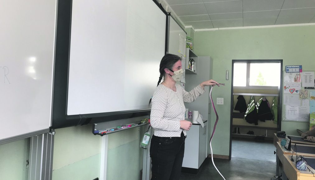 Chaque personne intervenant en ECR, comme Gwendoline Noël-Reguin, ici en train de raconter l’histoire de Théodule, suit une formation pédagogique de base de trois ans et une formation théologique assurée par son Eglise. Chaque personne intervenant en ECR, comme Gwendoline Noël-Reguin, ici en train de raconter l’histoire de Théodule, suit une formation pédagogique de base de trois ans et une formation théologique assurée par son Eglise. / ©Camille Andres