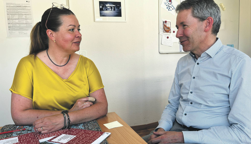 En dix ans, le CSIS – ici Mallory Schneuwly Purdie et Hansjörg Schmid – a développé une approche à l’écoute des besoins de terrain, faisant dialoguer la recherche avec les acteurs concernés et le reste de la société. En dix ans, le CSIS – ici Mallory Schneuwly Purdie et Hansjörg Schmid – a développé une approche à l’écoute des besoins de terrain, faisant dialoguer la recherche avec les acteurs concernés et le reste de la société. / ©Camille Andres