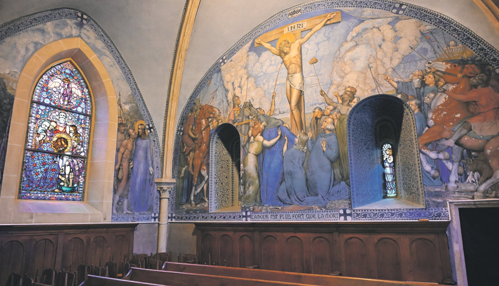 Les décors actuels, notamment la fresque du Christ qui occupe l’entier du chœur, sont l’œuvre de Philippe Robert. / © Alain Grosclaude