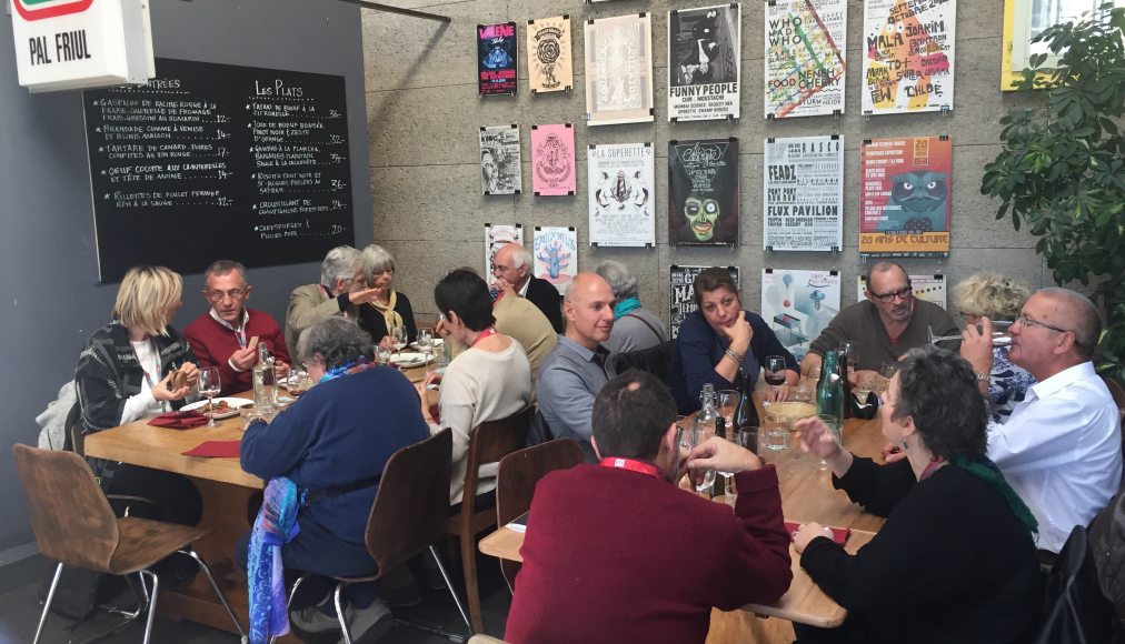 Le Prix Farel permet à des réalisateurs de se rencontrer pour partager leurs points de vue. Ici, lors d'une pause repas au restaurant Interlope à Neuchâtel en 2016 Le Prix Farel permet à des réalisateurs de se rencontrer pour partager leurs points de vue. Ici, lors d'une pause repas au restaurant Interlope à Neuchâtel en 2016 / @ Tiziana Conti
