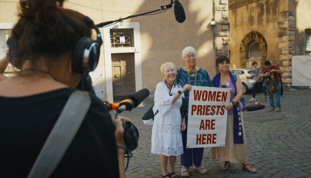 Les femmes prêtres sont là. Photo du tournage. / Clin d&#039;œil Films