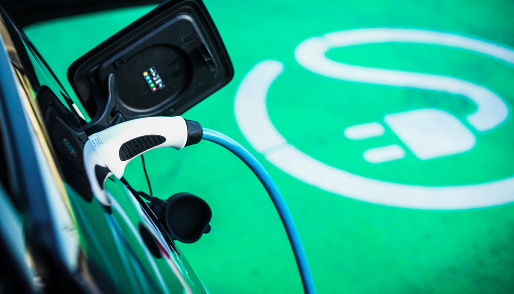 Aux Etats-Unis, les parkings des églises pourraient servir à recharger les voitures électriques Aux Etats-Unis, les parkings des églises pourraient servir à recharger les voitures électriques / ©iStock/RS-Studios