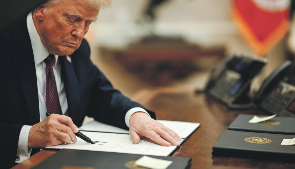 Donald Trump signe un décret officialisant le retrait des Etats-Unis de l’Organisation mondiale de la santé, le 20 janvier 2025, à la Maison-Blanche. Donald Trump signe un décret officialisant le retrait des Etats-Unis de l’Organisation mondiale de la santé, le 20 janvier 2025, à la Maison-Blanche. / © 2025 / The Trump White House