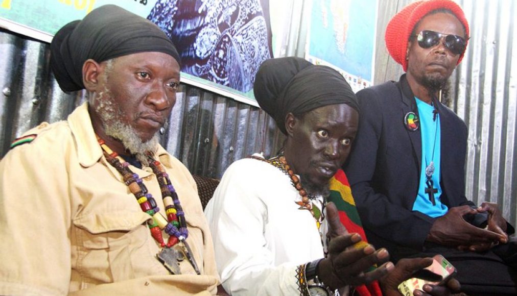 Les membres du groupe Rastafarian Family Elders Ras Malonza, Ras Lojuron et John Wambua, dans leur local de prière du bidonville de Kibera, à Nairobi au Kenya. Les membres du groupe Rastafarian Family Elders Ras Malonza, Ras Lojuron et John Wambua, dans leur local de prière du bidonville de Kibera, à Nairobi au Kenya. / @ RNS/Tonny Onyulo