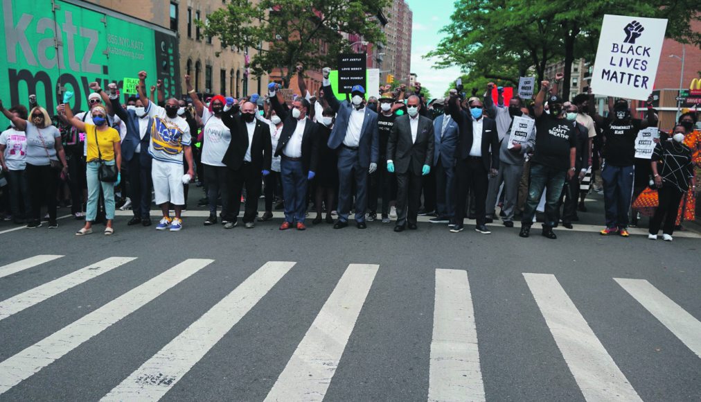 Manifestation pour la justice à New York. En 1re ligne, le révérend Jesse T. Williams Jr. de la Convent Avenue Baptist Church. Manifestation pour la justice à New York. En 1re ligne, le révérend Jesse T. Williams Jr. de la Convent Avenue Baptist Church. / © DR