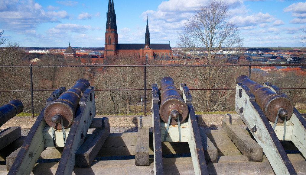 Lors de la Réforme, le roi Gustav de Suède s’est approprié les biens de l’Église. Vers 1550, il fait construire une fortification sur une colline qui fait face à la cathédrale d’Uppsala, la plus grande de Scandinavie. Une série de canons pointant l’édifice permettent de rappeler aux évêques qui détient le pouvoir. Une manière symbolique d’interroger les relations entre Église et État que l’on peut voir encore aujourd’hui dans la ville qui héberge la plus ancienne chaire de sciences politiques encore active au monde: l’enseignement d’éloquence et politique y est tenu depuis 1622. Lors de la Réforme, le roi Gustav de Suède s’est approprié les biens de l’Église. Vers 1550, il fait construire une fortification sur une colline qui fait face à la cathédrale d’Uppsala, la plus grande de Scandinavie. Une série de canons pointant l’édifice permettent de rappeler aux évêques qui détient le pouvoir. Une manière symbolique d’interroger les relations entre Église et État que l’on peut voir encore aujourd’hui dans la ville qui héberge la plus ancienne chaire de sciences politiques encore active au monde: l’enseignement d’éloquence et politique y est tenu depuis 1622. / ©iStock / Antema