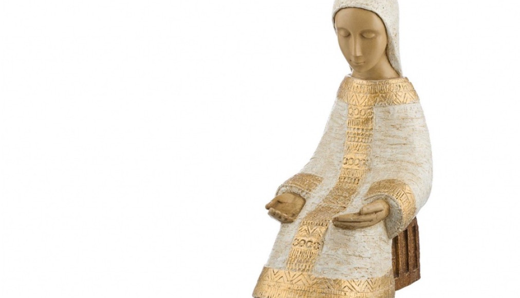Marie assise, façonnée par les Petites Soeurs du Monastère de Bethléem de Mougères Marie assise, façonnée par les Petites Soeurs du Monastère de Bethléem de Mougères / https://www.artisanatmonastique.com/vierge-marie.htm