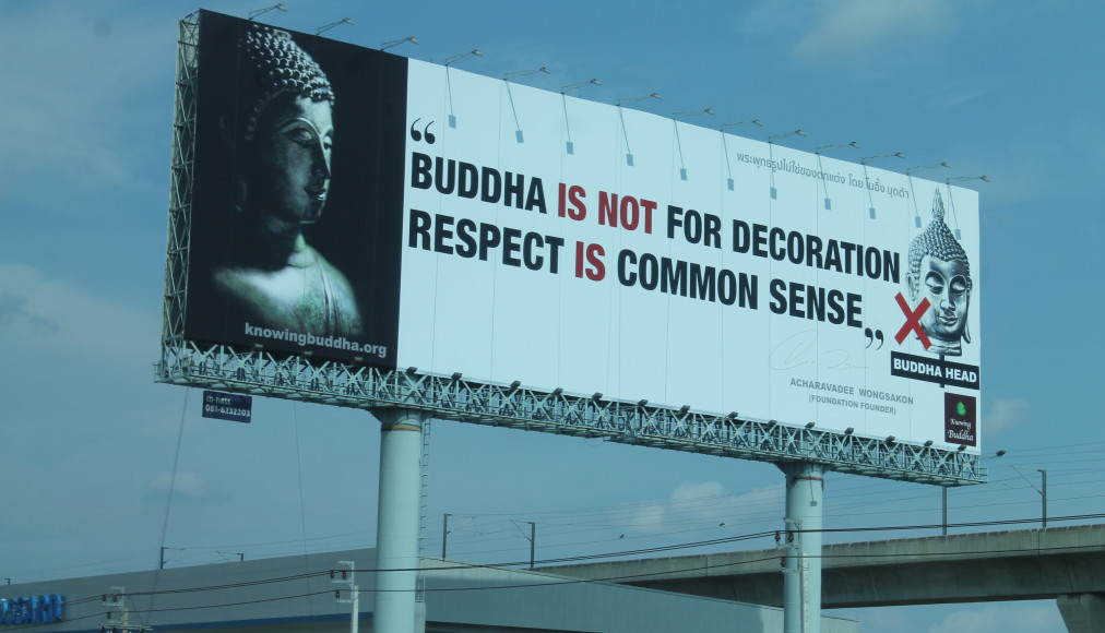 Panneau autoroutier à Bangkok en 2016 invitant au respect du Bouddha réalisé par knowingbouddha.org Panneau autoroutier à Bangkok en 2016 invitant au respect du Bouddha réalisé par knowingbouddha.org / Panneau autoroutier Bangkok Respect Bouddha Photo Gilles Bourquin 2016