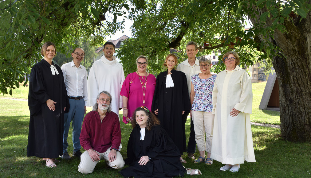 Les animateurs d&#039;Eglise entourés des officiantes et des ministres nouvellement accueillis @EERV / Les animateurs d&#039;Église entourés des officiantes et des ministres nouvellement accueillis @EERV 