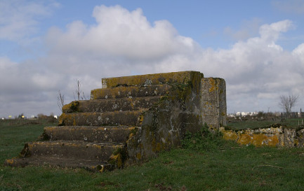 Les vestiges du camp de concentration de Montreuil-Bellay (France) où furent internés les tsiganes durant la Seconde Guerre mondiale. / ©Pymouss, CC BY-SA 3.0 Wikimedia Commons