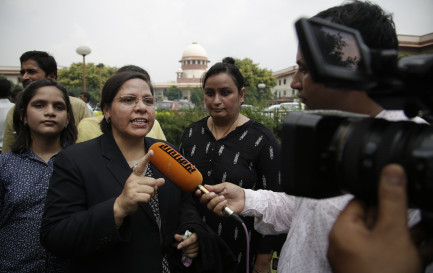 Farha Faiz, avocate à la Cour suprême indienne, s&#039;exprime face aux médias sur la décision de supprimer la pratique du &quot;talaq&quot; / © Keystone / AP / Altaf Qadri