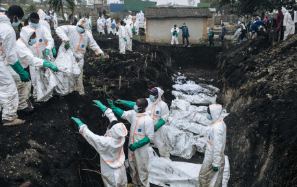 Des membres de la Croix-Rouge congolaise et de la Protection civile enterrent des dizaines de victimes des affrontements, le 4 février 2025, lors de la prise de Goma par le groupe armé M23. / Keystone