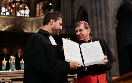 Le pasteur Gottfried Locher, à gaucher, et le cardinal Kurt Koch présentent la déclaration qu’ils ont tous les deux signée. / ©CEPE