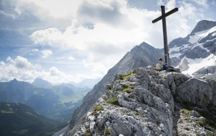 Une croix dans les montagnes du Tyrol / KEYSTONE/LAIF/Dirk Eisermann