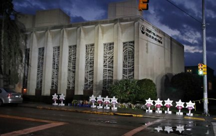 Dimanche 28 octobre, au lendemain du massacre qui a fait 11 morts, un mémorial était dressé devant la synagogue de Pittsburgh. / ©Keystone/AP/Gene J. Puskar