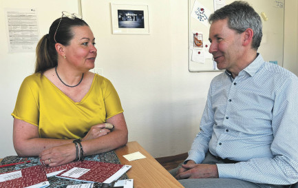En dix ans, le CSIS – ici Mallory Schneuwly Purdie et Hansjörg Schmid – a développé une approche à l’écoute des besoins de terrain, faisant dialoguer la recherche avec les acteurs concernés et le reste de la société. / ©Camille Andres