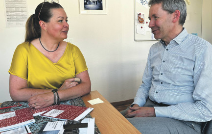 En dix ans, le CSIS – ici Mallory Schneuwly Purdie et Hansjörg Schmid – a développé une approche à l’écoute des besoins de terrain, faisant dialoguer la recherche avec les acteurs concernés et le reste de la société. / ©Camille Andres