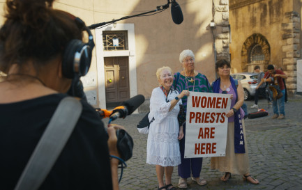 Les femmes prêtres sont là. Photo du tournage. / Clin d&#039;œil Films