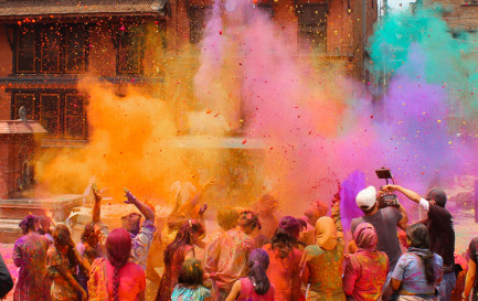 Durant Holi, les jeunes et les adultes se jettent des pigments. Ils finissent recouverts de couleurs vives réputées bénéfiques. / ©iStock/Kristin Ruhs