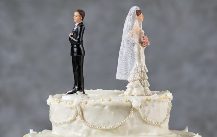 Les futurs mariés sont confrontés à un conflit qui pourrait repousser la cérémonie / ©iStock / mofles