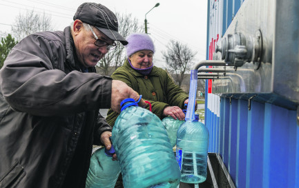 En Ukraine, l’EPER fournissait de l’eau potable, réparait des maisons et mettait en place des abris d’urgence. Désormais, ces initiatives sont gelées. / © Havard Hovdhaugen/HEKS/EPER