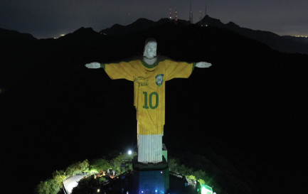 Le Christ rédempteur avec le maillot de Pelé, photo prise fin 2023 à Rio de Janeiro pour le premier anniversaire de la mort de la légende du football. / © AFP/Mauro Pimentel