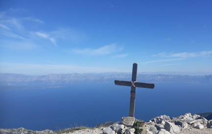 Croix au-dessus de la grande bleue