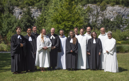 Les onze nouveaux ministres de l’EERV entourés des officiants du culte de consécration. / ©EERV/Gérard Jaton